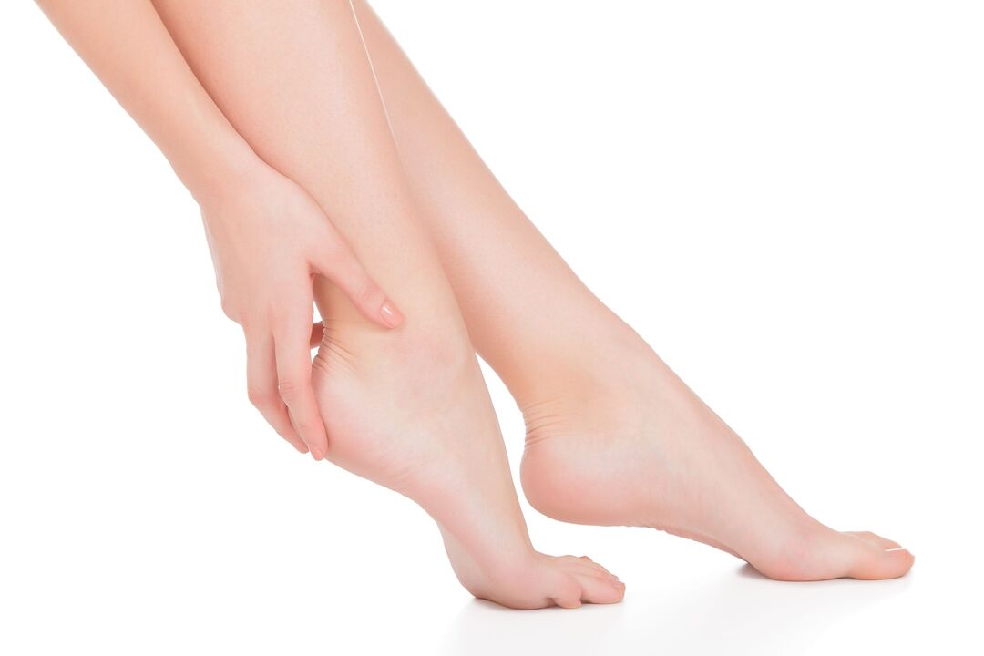 Braccia e gambe sane dopo il trattamento della crema di demyxil di funghi